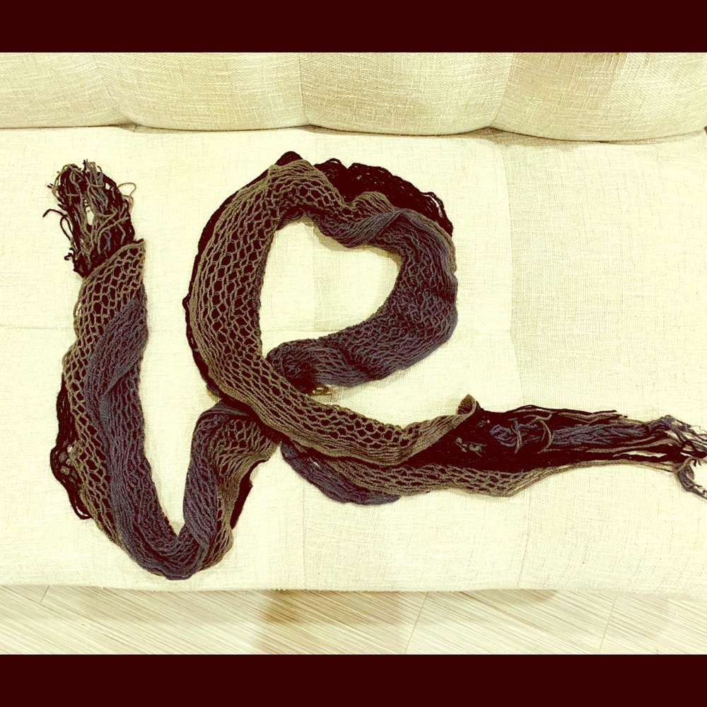 Fishnet Tricolor Knit Ruffle Scarf